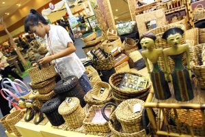 JAKARTA, 23/6 - PAMERAN INDUSTRI KREATIF. Pengunjung mengamati produk kerajinan anyaman di salah satu stan Pekan Produk Kreatif (PPKI) ke-4, di Balai Sidang Jakarta, Kamis (24/6). Industri kreatif berfokus pada enam bidang industri yaitu animasi, piranti lunak komputer, penerbitan dan publikasi, percetakan, kemasan produk, desain grafis, musik, film dan produk ramah lingkungan, pameran tersebut berlangsung hingga 27 Juni 2010. FOTO ANTARA/Yudhi Mahatma/10